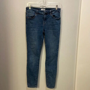 Pistila woman’s skinny blue jeans